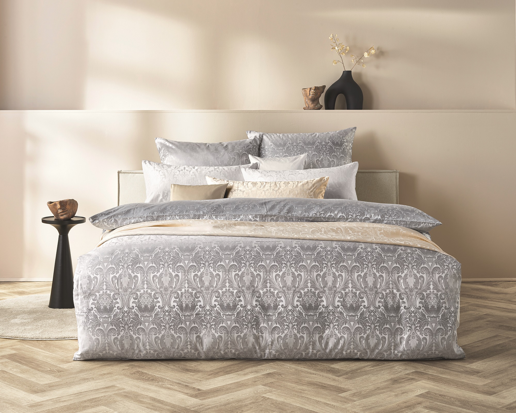 Perlgrau, Weiß und Beige