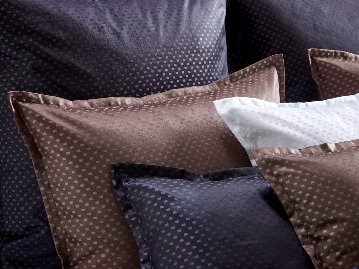 Nachtgrau, Weiß und Mahagoni