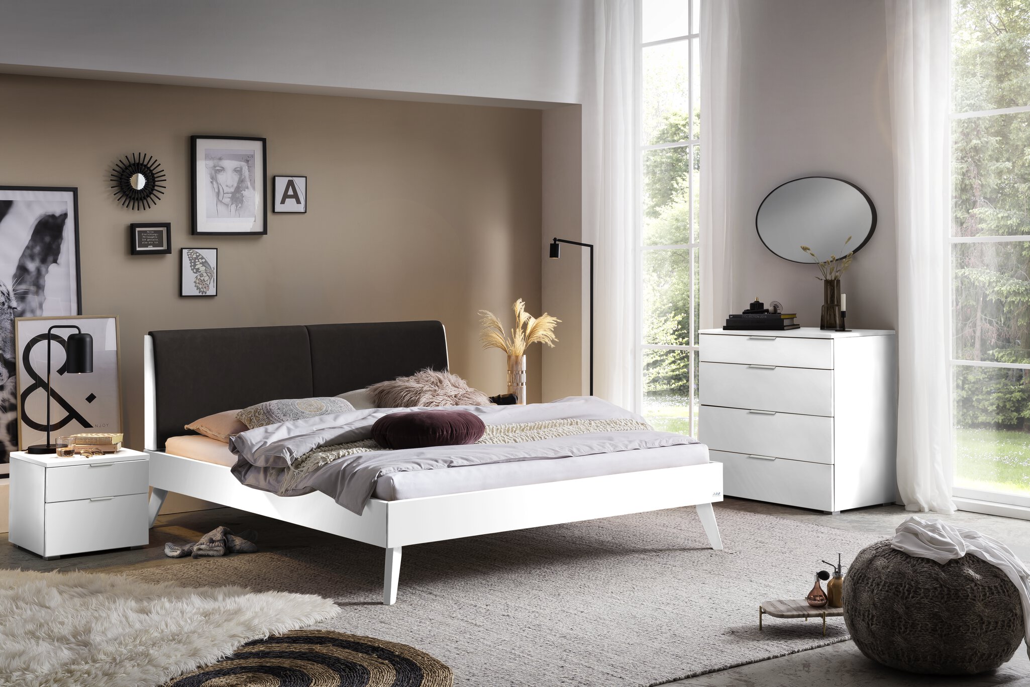 Weiß deckend, lackiert, MDF, Bezug Kunstleder Kul smoke 336