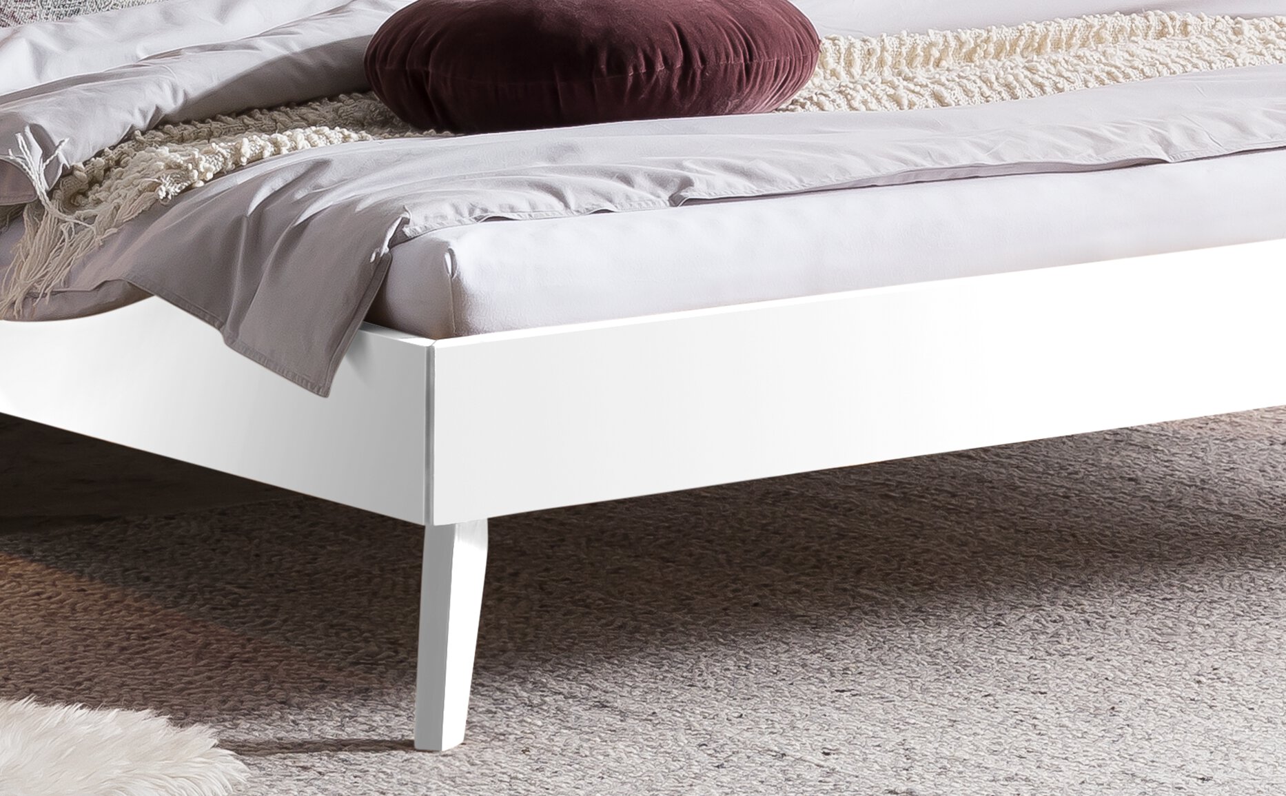 Weiß deckend, lackiert