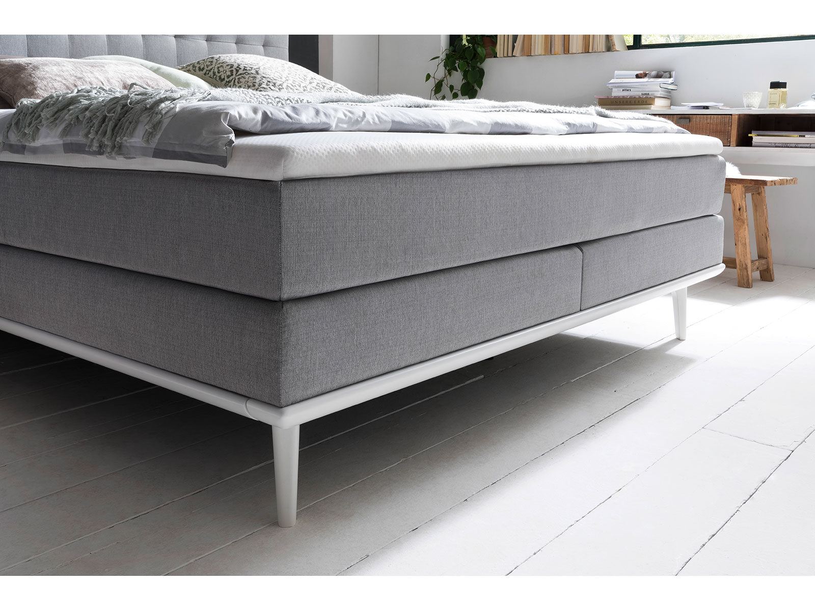 Boxspringbett Massello, Farbe Hellgrau, Holz Weiß lackiert