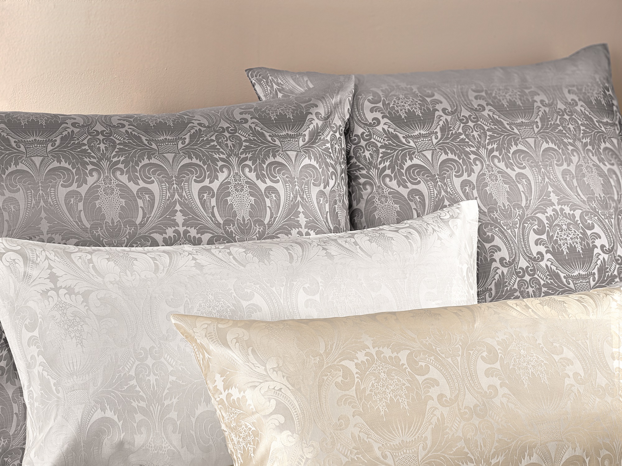 Perlgrau, Weiß und Beige