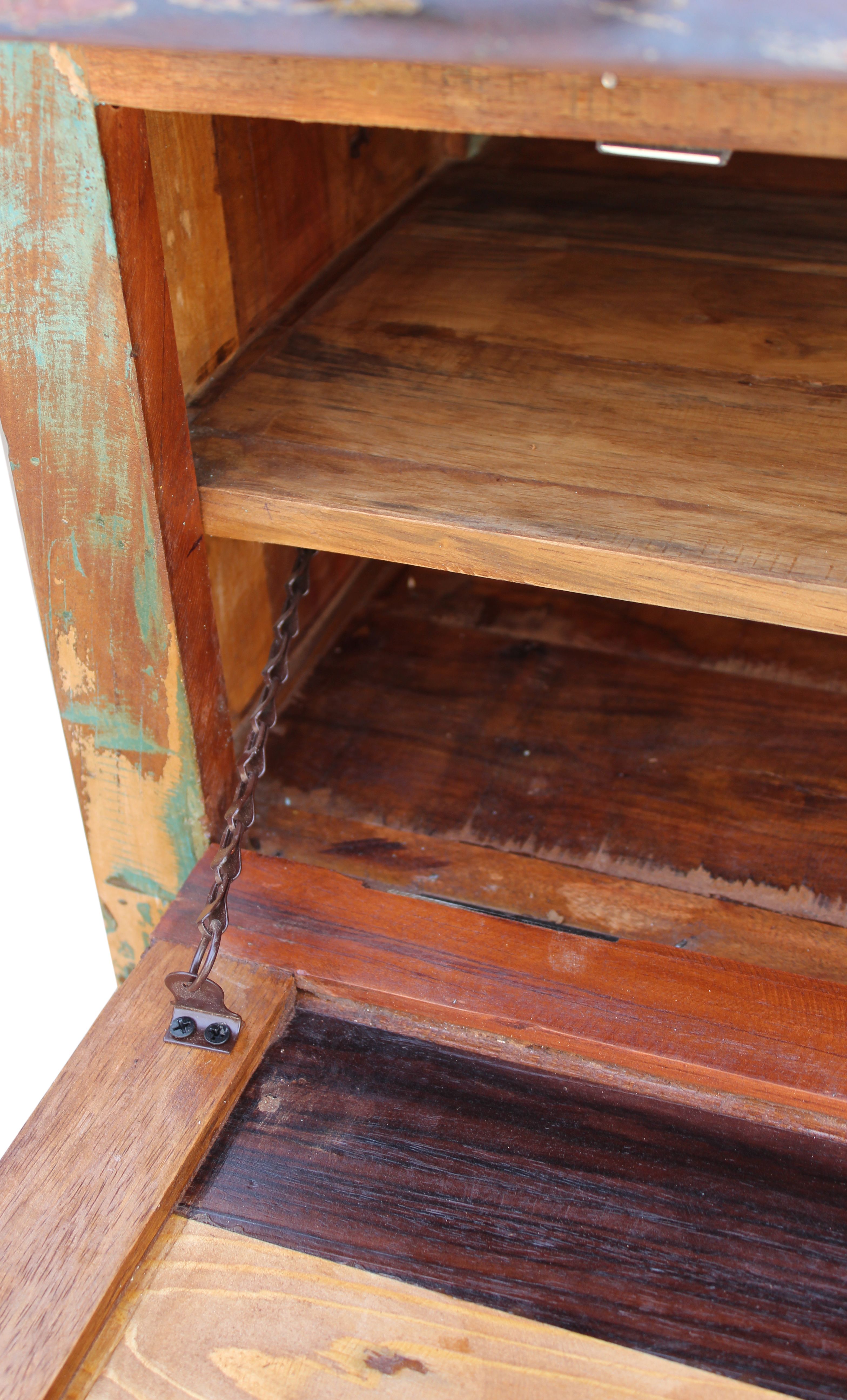 Geöffnetes Klappfach Schuhschränke