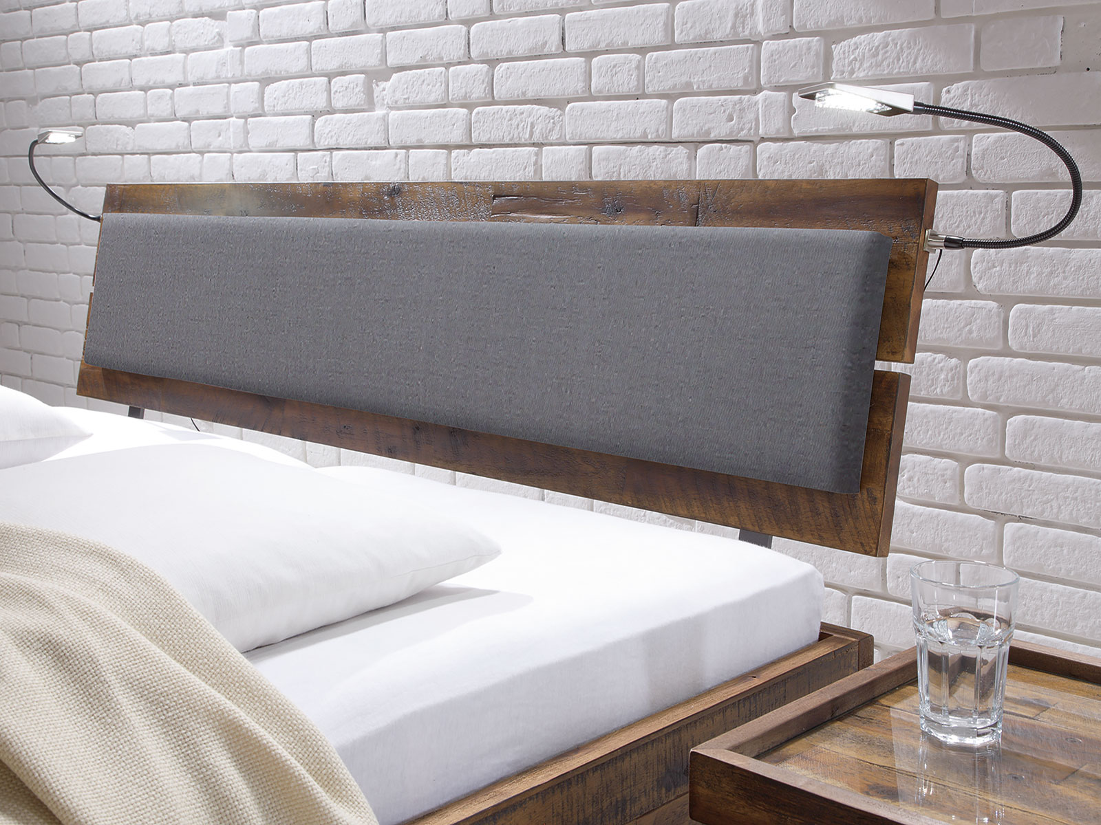 Beispiel: Kopfteil Arcada, Akazie Vintage brown, lackiert, mit Kissen Arona