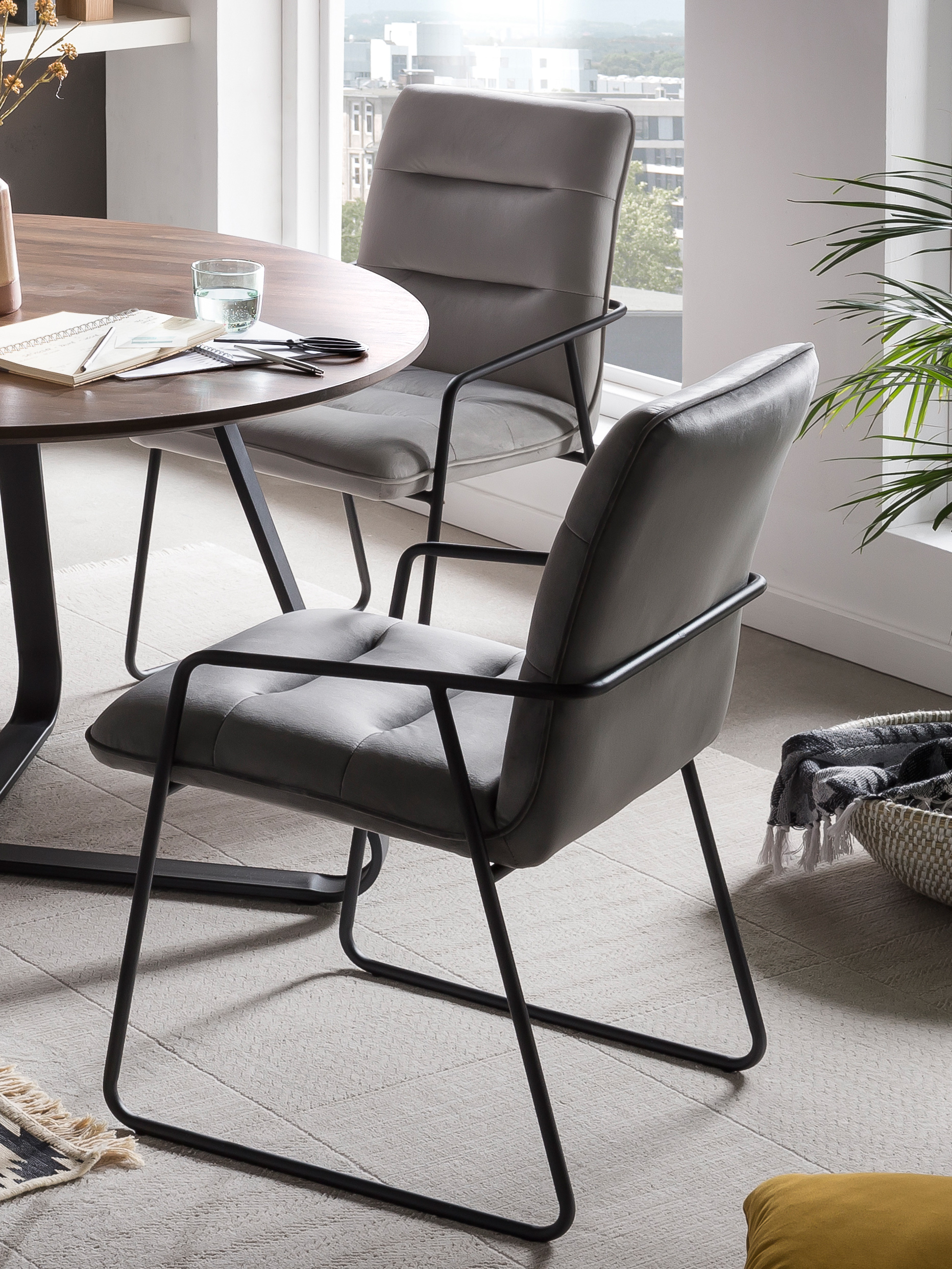 Hellgrau und Dunkelgrau