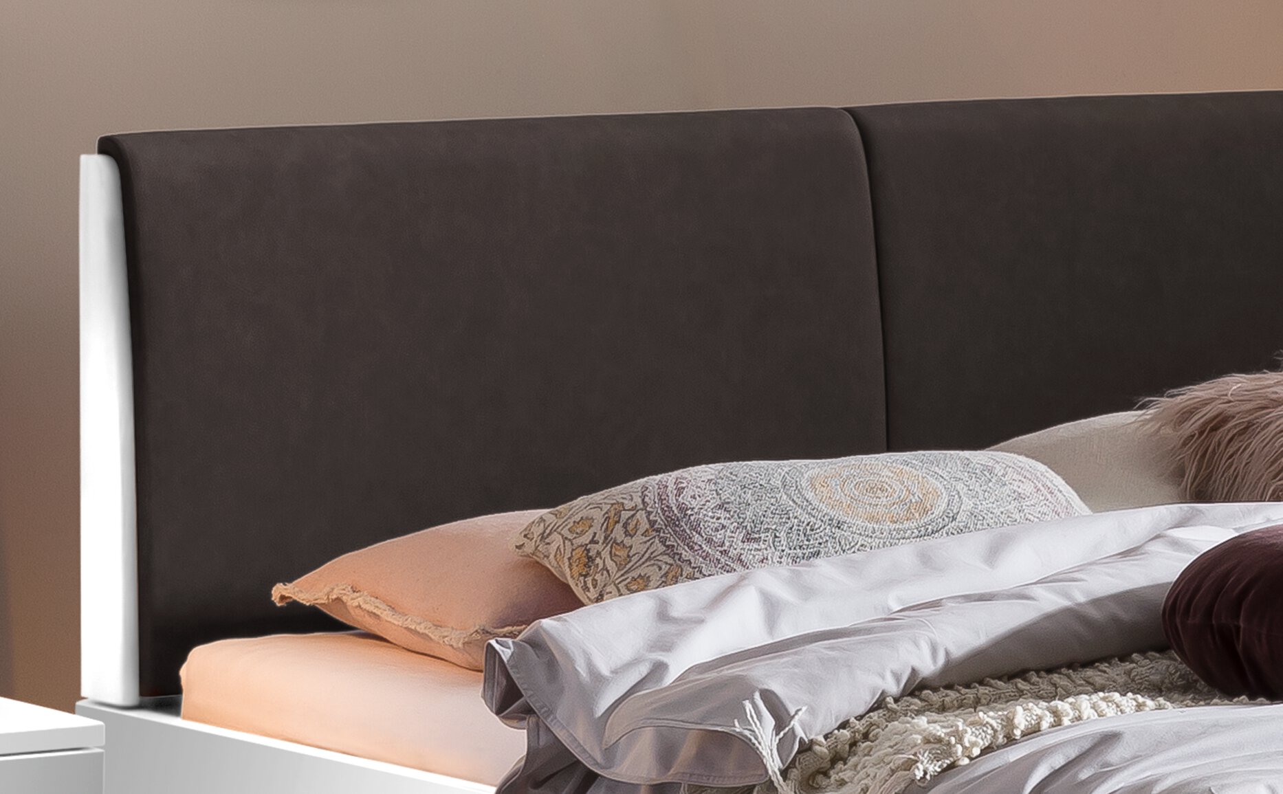 Weiß deckend, lackiert, MDF, Bezug Kunstleder Kul smoke 336