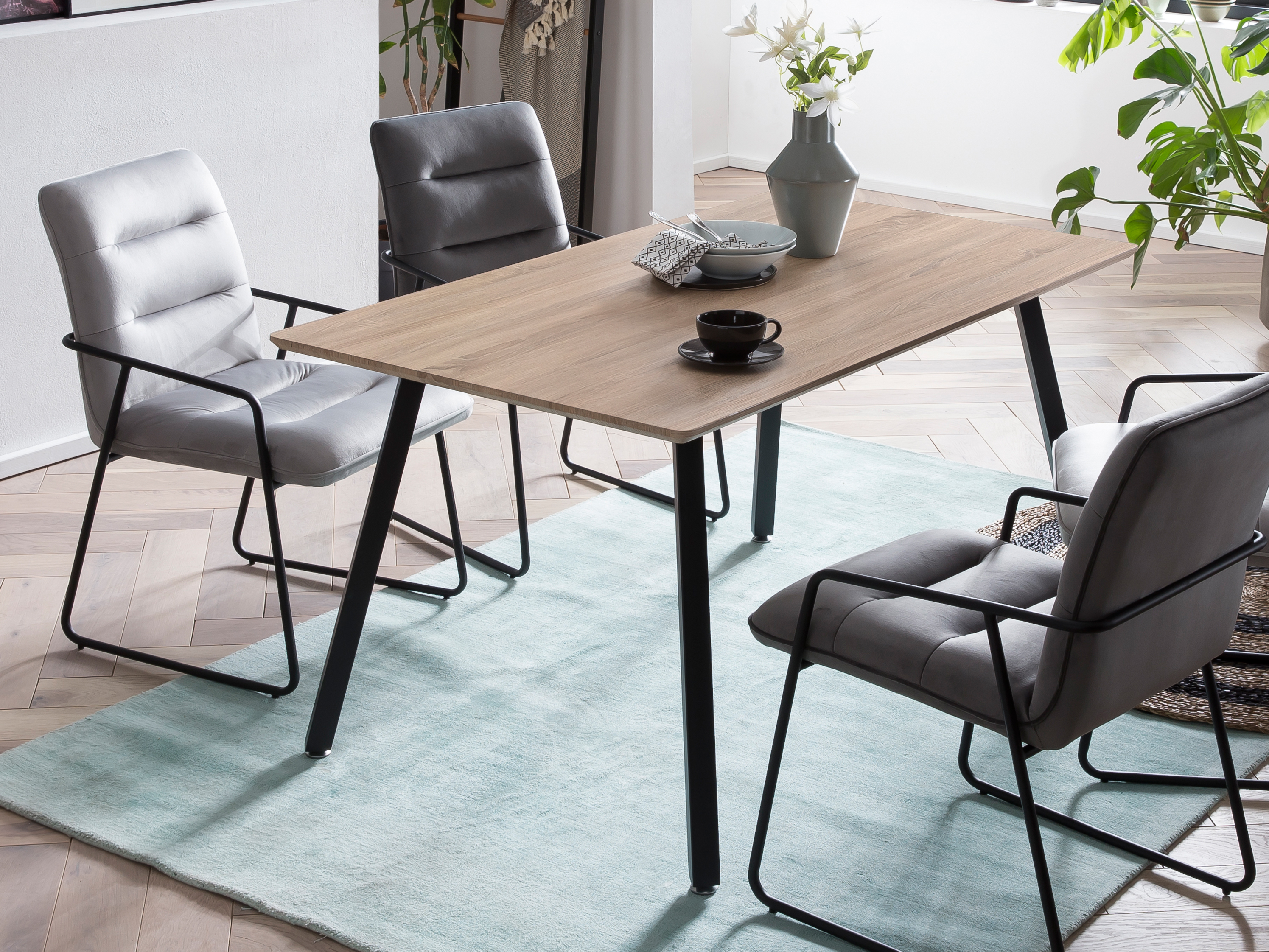 Hellgrau und Dunkelgrau