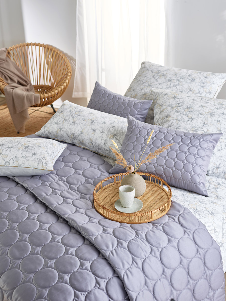 Farbe Mattsilber, kombiniert mit Bettwäsche Lanee 6214 und Tagesdecke 9006